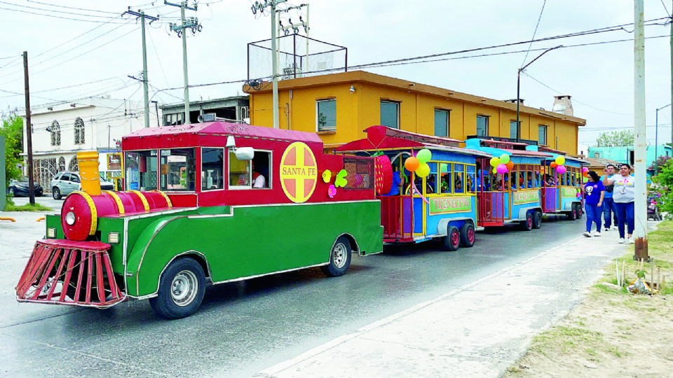 Hasta un tren llevaron al evento.