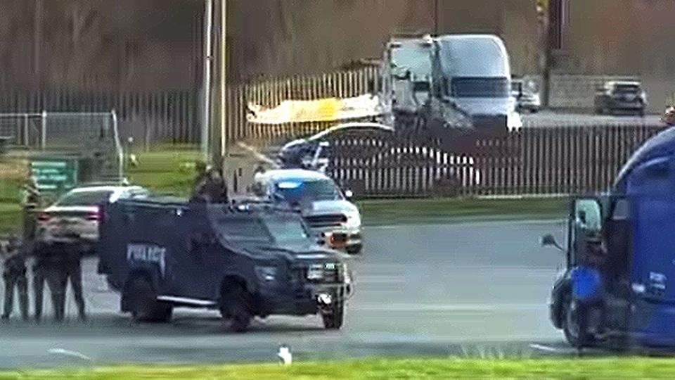 Trailero se enfrenta a policías con consecuencias trágicas.