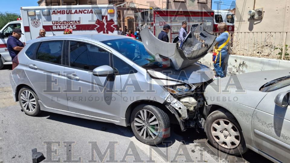 En su distracción, el abuelito chocó contra el carro Dodge Neon de modelo antiguo que manejaba una mujer de nombre Yara, de 28 años y que iba acompañada de su hijo de 10 años de edad