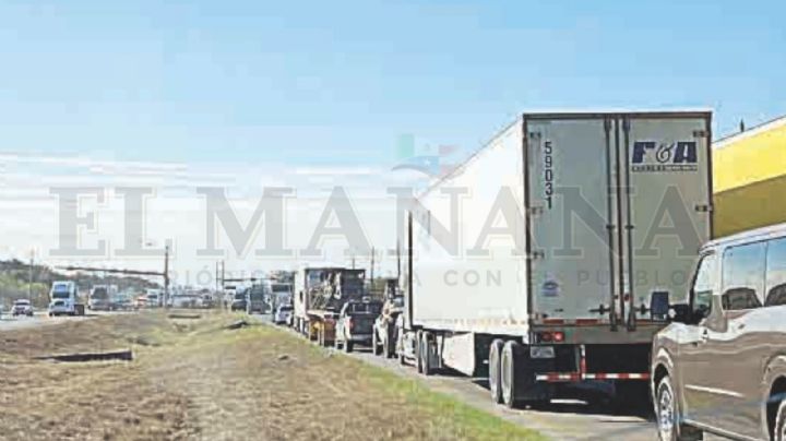 Ahorcan megafilas de camiones de carga a colonias de Laredo