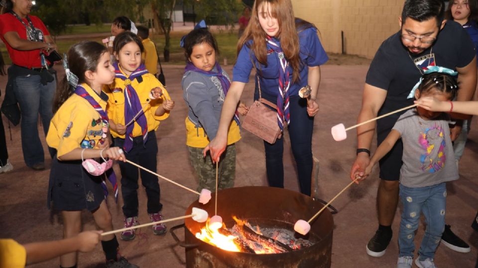 Los niños convivieron en el zoológico.