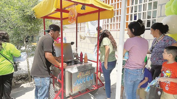 Vendedor de nieves se une a los festejos por el Día del Niño