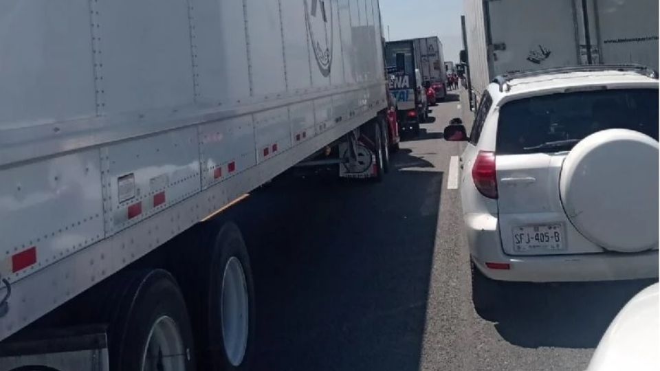 La autopista Monterrey-Nuevo Laredo está cerrada.