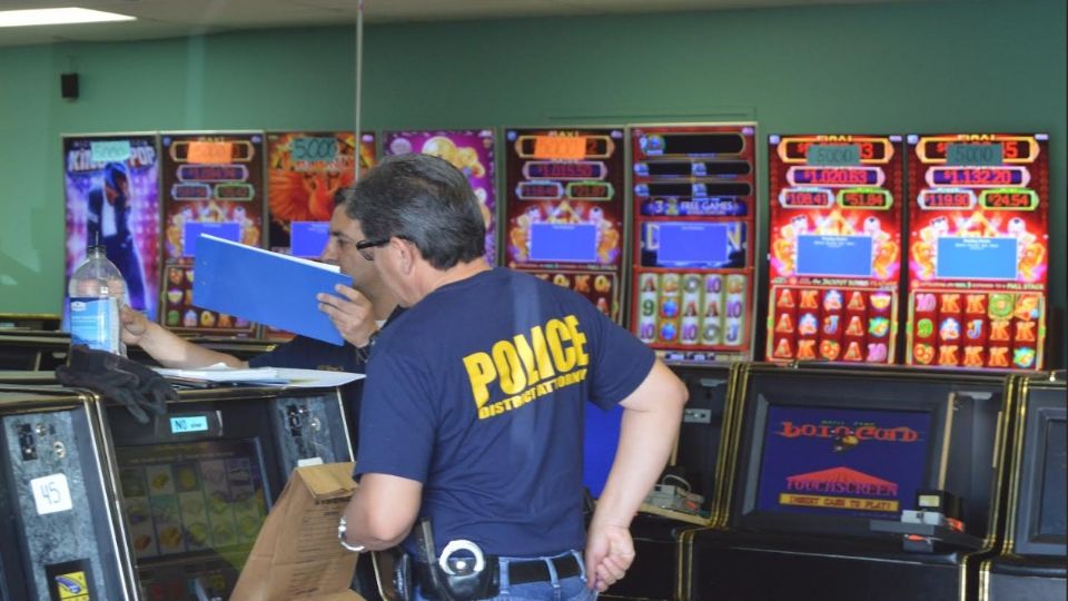 La policía de Laredo cerró los lugares.