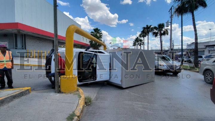 Camión de refaccionarias Jomar se vuelca en La Fe; no midió la altura de unos tubos de contención