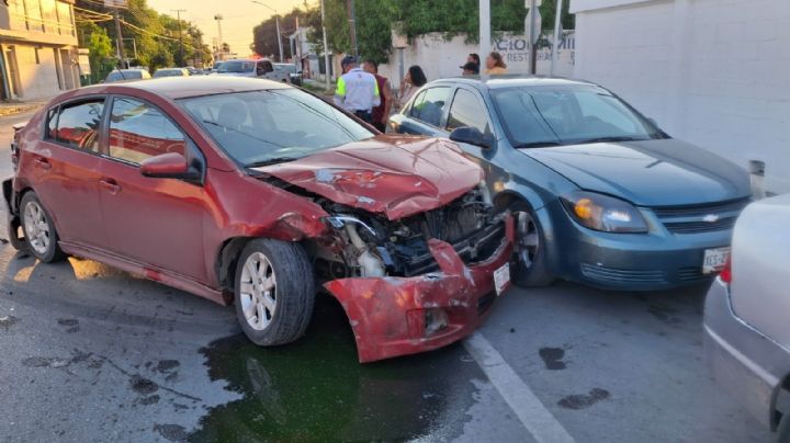 Mujeres se estrellan entre Morelos y Maclovio Herrera; ambas afirman que tenían el paso libre