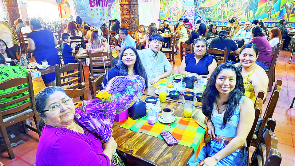 La señora Felicita Ortiz recibió un ramo de flores y globos que le regalaron sus familiares. 
