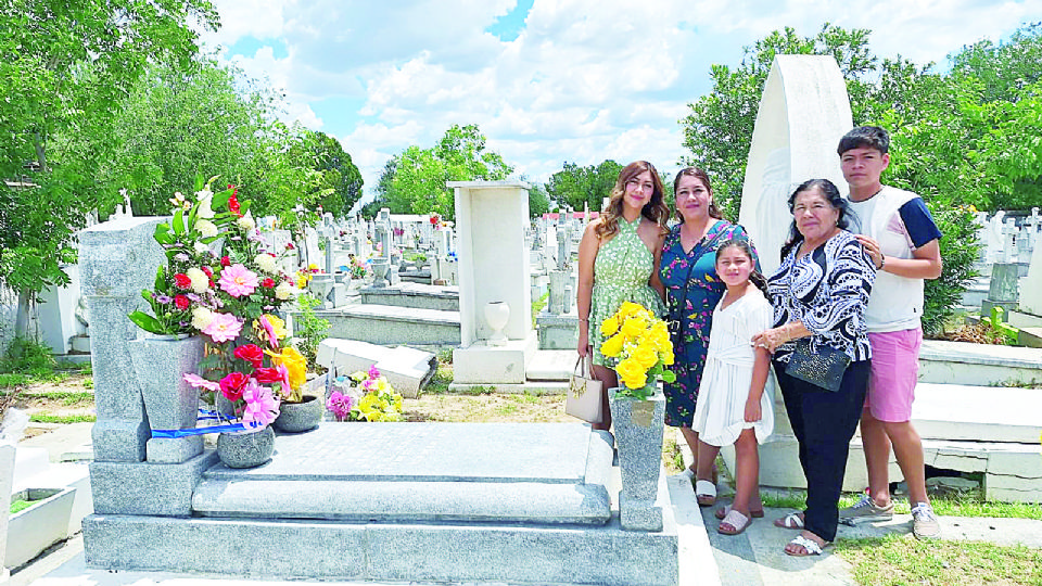 Tres generaciones se reunieron en esta imagen para visitar a su familiar, a quien siguen recordando con cariño.
