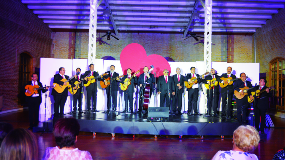 La Rondalla Romances interpretó un repertorio especial para celebrar a las reinas del hogar.