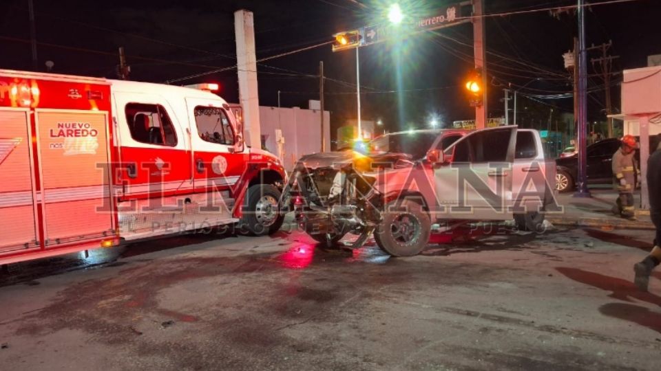 La imprudencia al volante causó este aparatoso accidente, en el que los autos involucrados resultaron severamente dañados