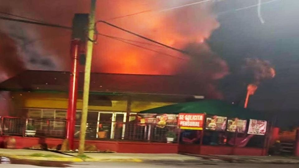 Las llamas fueron implacables y arrasaron con el local.