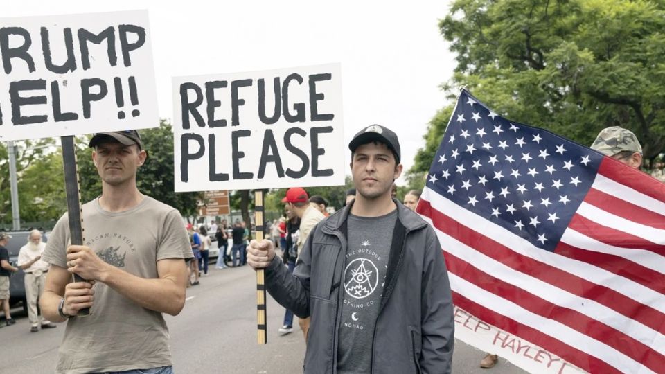Recibe Trump a sudafricanos refugiados.