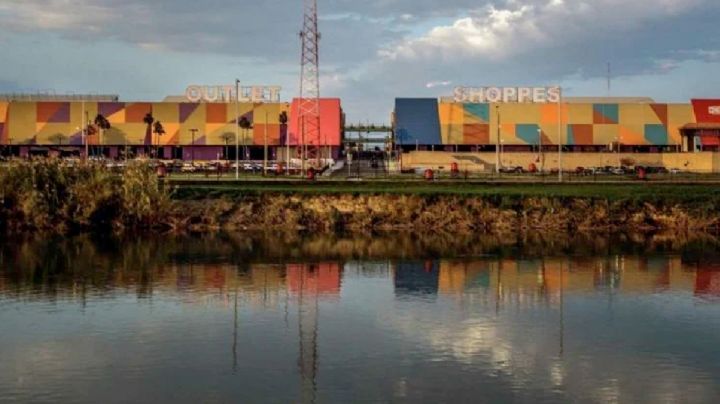 De película: conductor en auto encarrerado se lanza al Río Bravo para escapar de policías