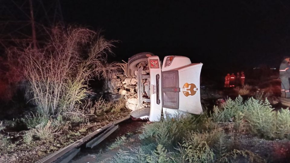 El conductor salió ileso de esta volcadura.