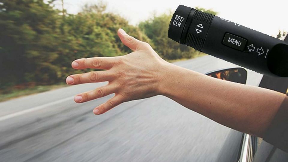Sacar el brazo o la mano para indicar una vuelta en automóvil