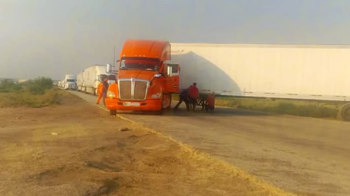 Cierre temporal de la autopista Nuevo Laredo - Monterrey; tráiler intenta robar el paso