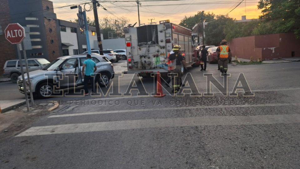 Oficiales de tránsito y vialidad se presentaron en el lugar, encontrándose a los dos afectados, quienes discutían por quién tuvo la culpa