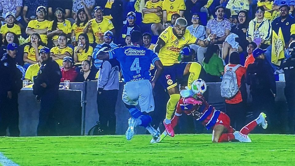 Fuerte duelo entre los acérimos rivales.