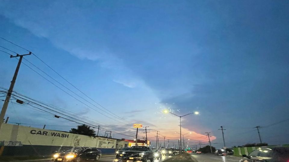 Hermoso espectáculo visual al anochecer en la frontera