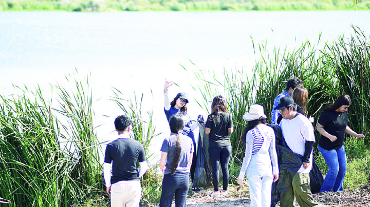 Alumnos se unen a limpieza de El Laguito