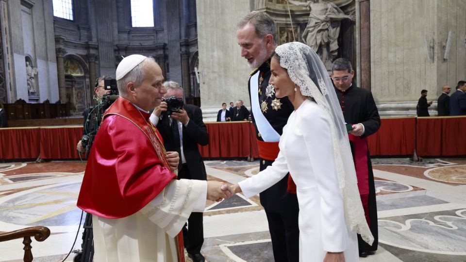 La Reina Letizia saluda a su santidad el Papa León XIV en San Pedro.