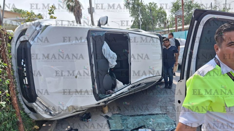 La camioneta quedó sobre uno de sus costados