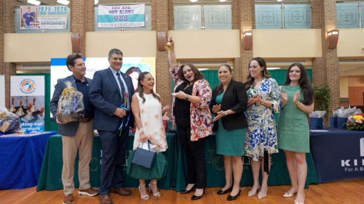 Maestras de UISD fueron galardonadas con premio otorgado por la Cámara de Comercio de Laredo