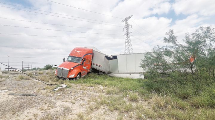Chofer se salva de morir tras aparatoso accidente en Nuevo Laredo; su tráiler quedó destrozado