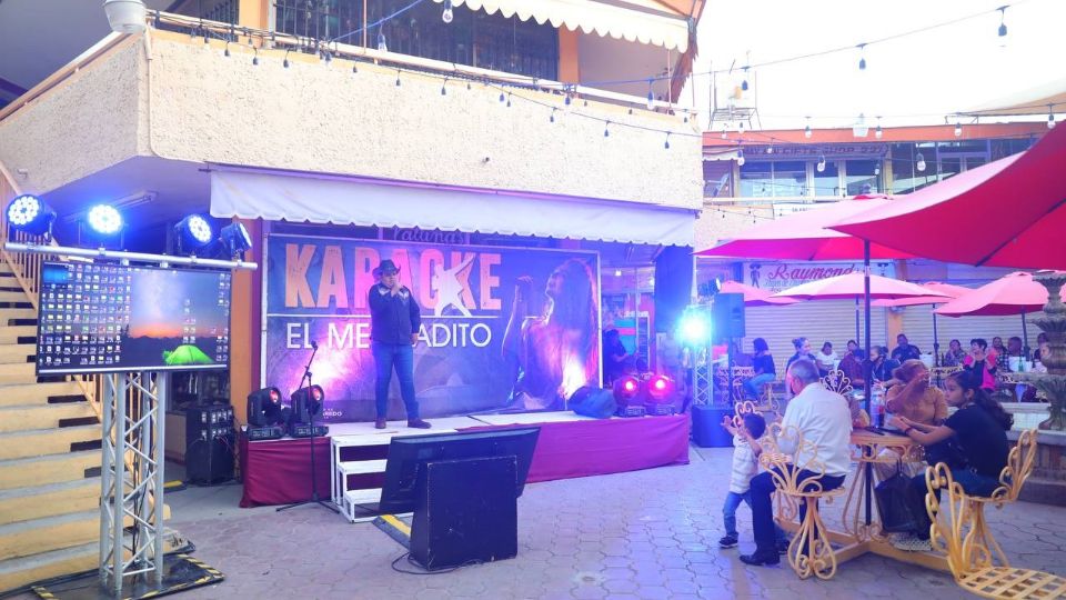 Concurso de karaoke en el Mercado Maclovio Herrera.