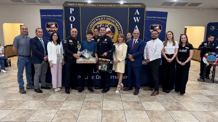 Homenajean a los estudiantes más destacados de octavo grado en Laredo