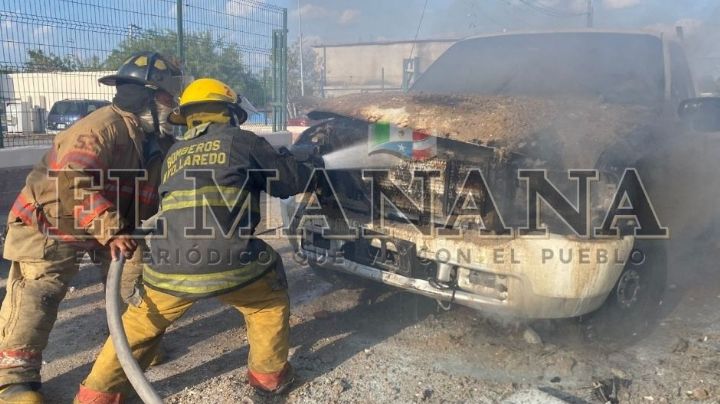 Camioneta arde en llamas en la colonia Palacios en Nuevo Laredo