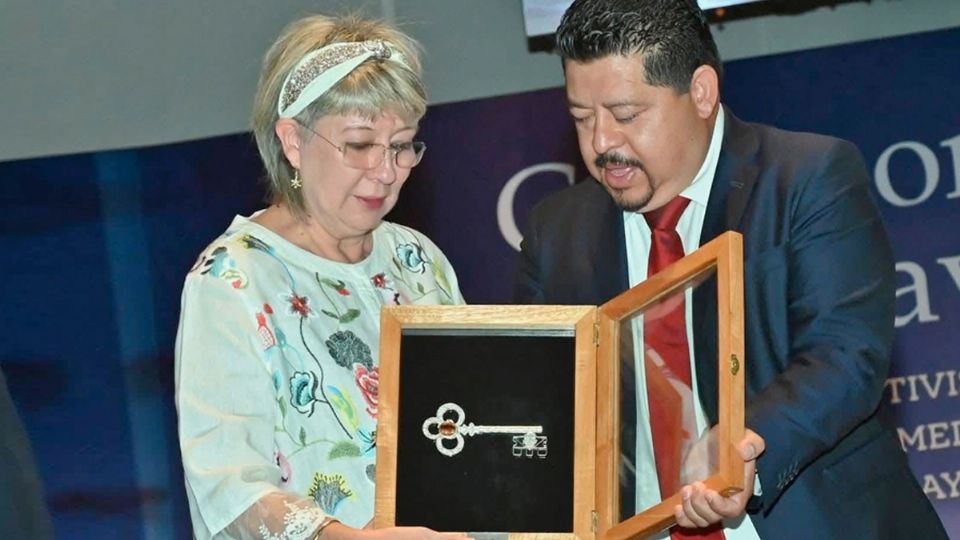 Reconocimiento a la trayectoria de la periodista Ninfa Deándar.
