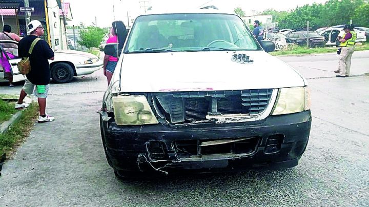 Jovencita imprudente se 'vuela' el alto y causa encontronazo en la colonia Bertha del Avellano