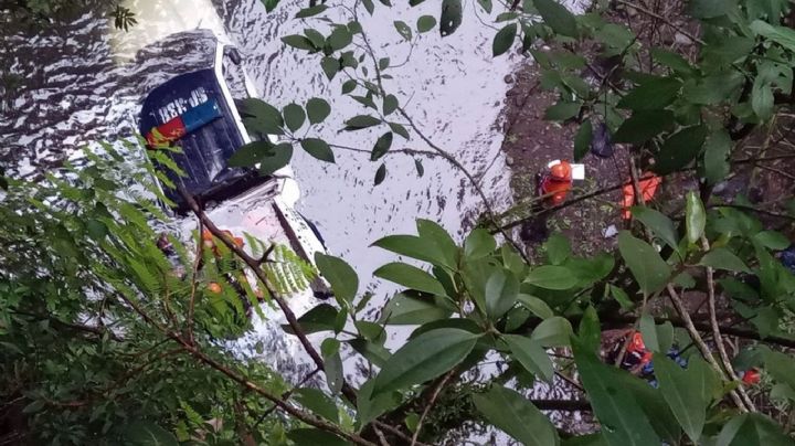 Policías vuelcan en su patrulla y mueren ahogados; atendían una emergencia