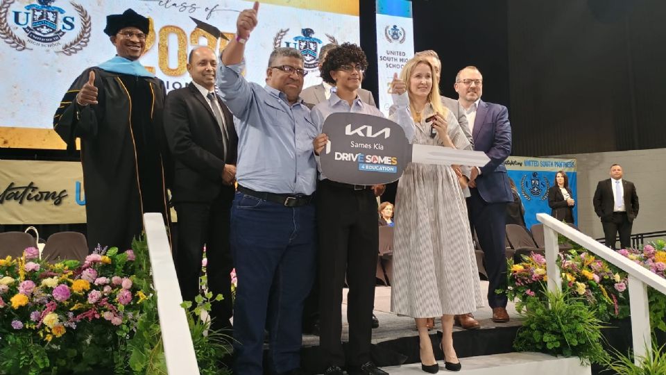 El ganador del auto en Laredo.