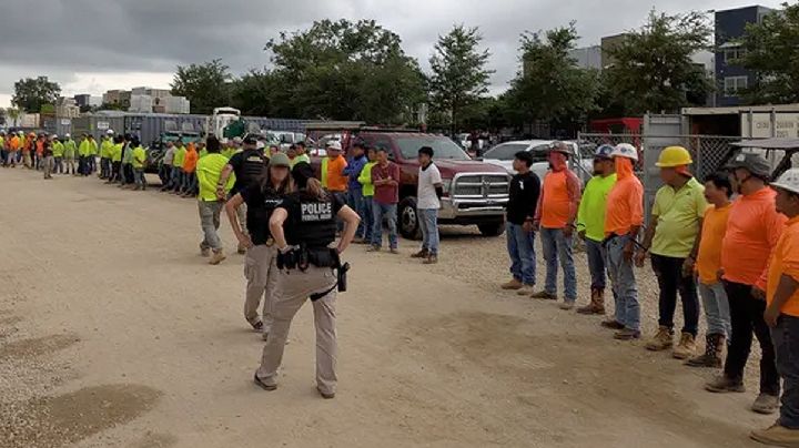 MOMENTO EXACTO en que ICE detiene a migrantes en una obra de construcción en Florida | VIDEO
