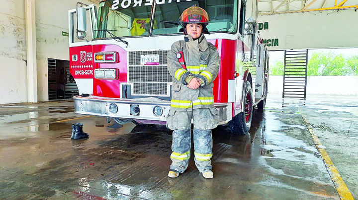Arriesga su vida con gran valentía; es la única mujer en el cuerpo de bomberos