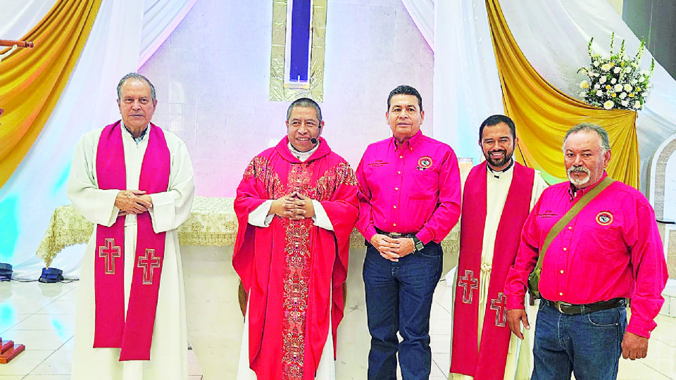 Los sacerdotes de la iglesia Santa Cruz y líderes del Sindicato de Albañiles.