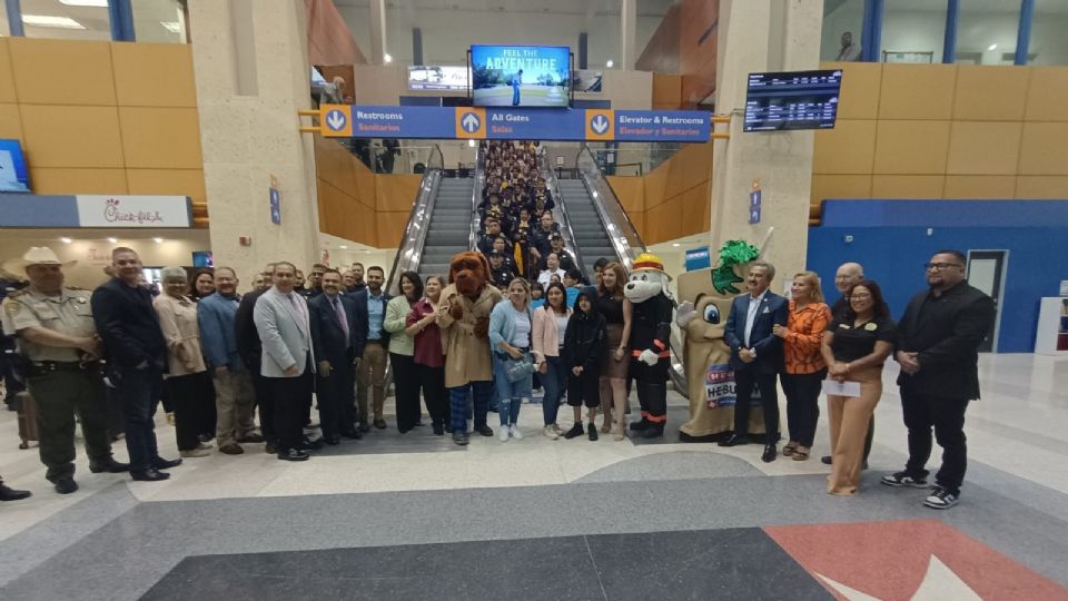 Laredenses acudieron al aeropuerto a despedir a Santiago.