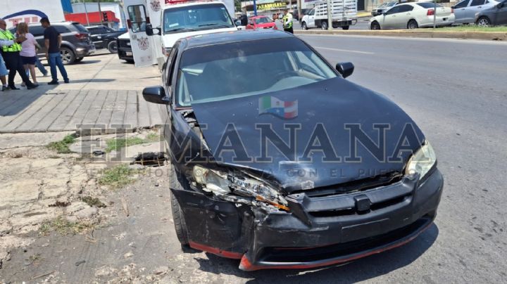 Fuerte choque en la César López de Lara; conductoras alegaron tener el verde de su lado