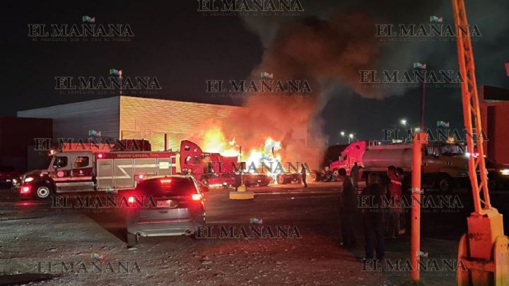 Infierno en Nuevo Laredo: fuego arrasa con 3 tráileres y los deja en cenizas; 2 más quedaron dañados