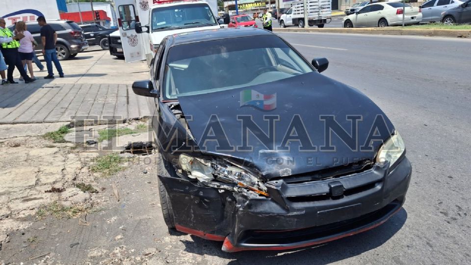 Las féminas recibieron leves golpes en este encontronazo, alegando como el semáforo estaba a su favor al momento del choque