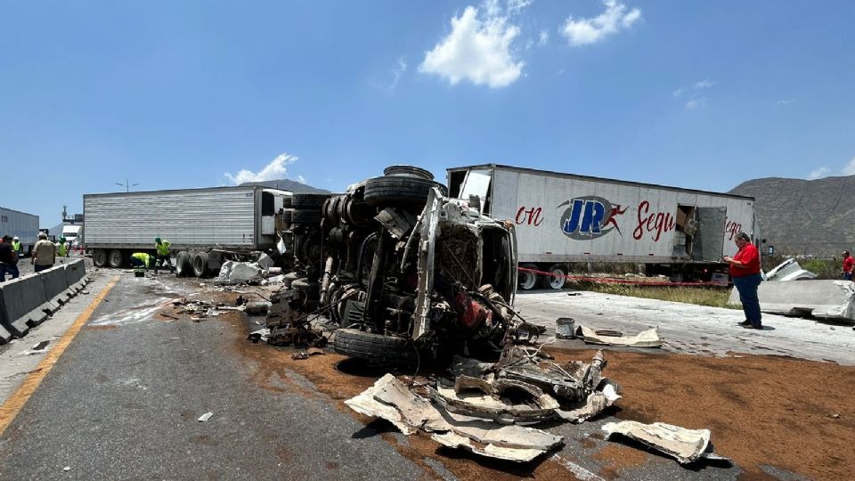 En el accidente participaron 3 tráileres y 2 vehículos.