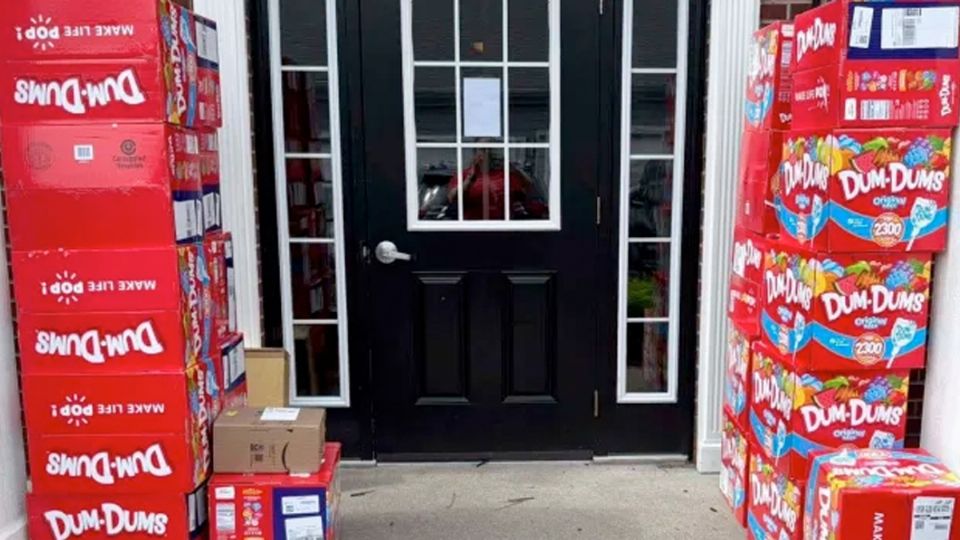 Decenas de cajas de Dum-Dums la esperaban en su casa