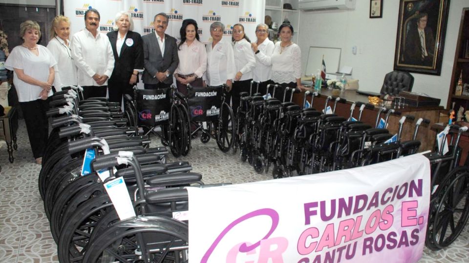 Presentes en la donación de las sillas de ruedas.