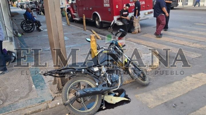 Nissan se lleva a motociclista de encuentro en la Guerrero; quedó con una herida en el rostro