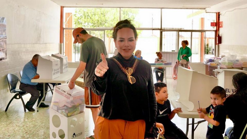 La alcaldesa de Nuevo Laredo acudió a votar.