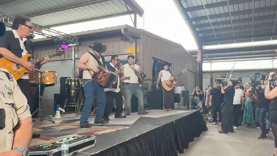 Grupo Frontera en la pulga El Álamo