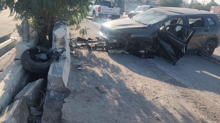 Conductor fantasma estrella su camioneta contra muro y barandal de puente en la Benito Juárez