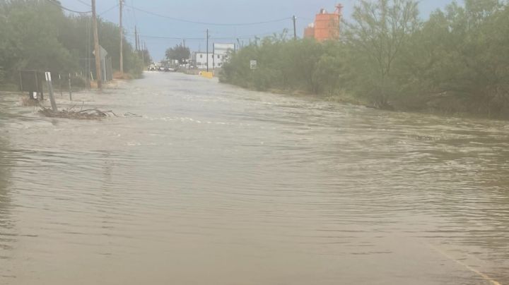 Auto queda atrapado en Laredo; tormentas inundan calles de la ciudad